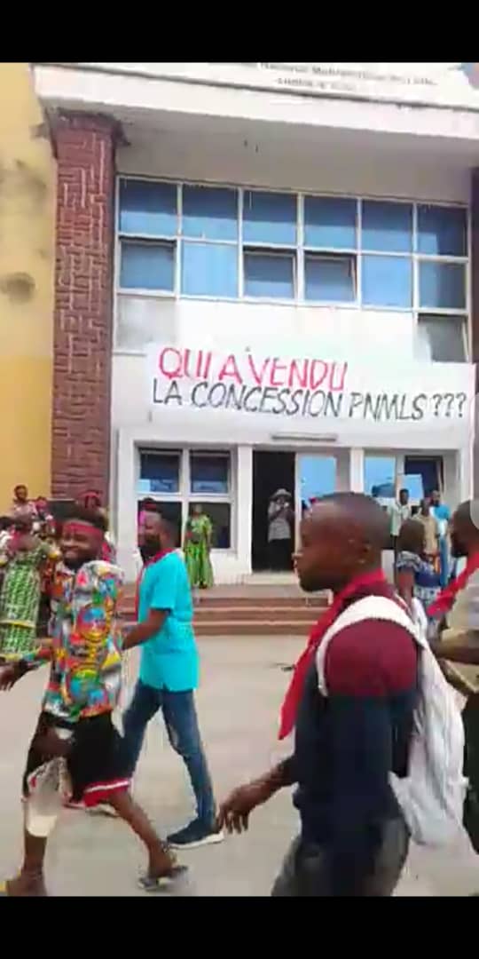 Le personnel de la societe civile de la PNMLS proteste contre la spoliation de concession.
