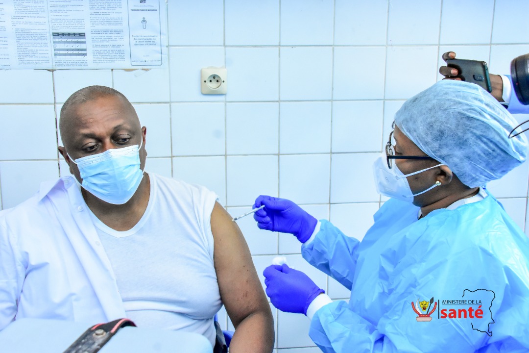 Lutte contre la Covid-19: Jean-Jacques MBUNGANI et sa vice ont pris leur première dose de vaccin 