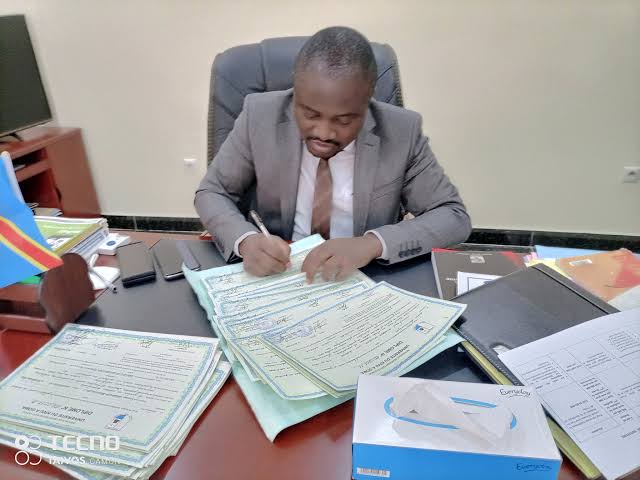 ESU :  Muhindo Nzangi met en garde les professeurs qui continuent de vendre les supports de cours