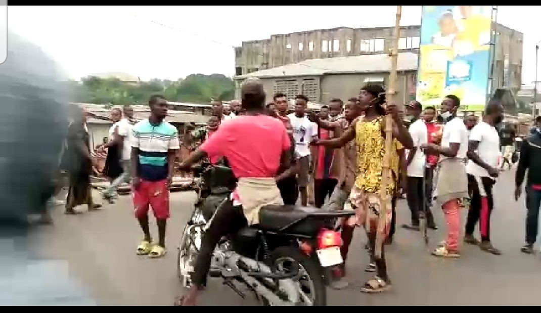 Grève des chauffeurs: La population kinoise en colère suite à l’absence soudaine des taxis et bus dans les arrêts