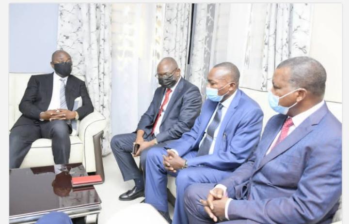 Kinshasa : Gentiny Ngobila a rendu visite à la famille de l’étudiant assassiné et appelle les étudiants au calme