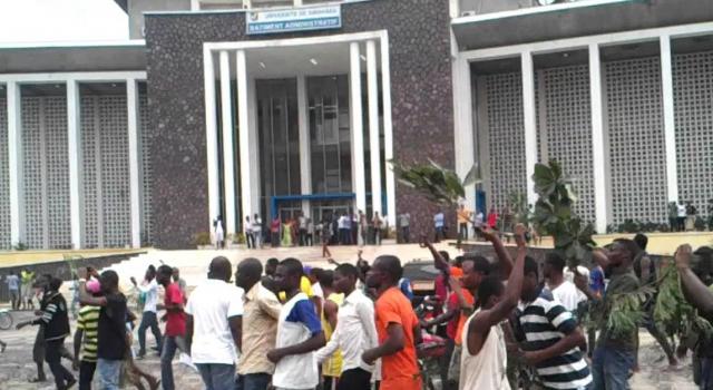 UNIKIN: Des étudiants en colère manifestent contre la mort de leur collègue