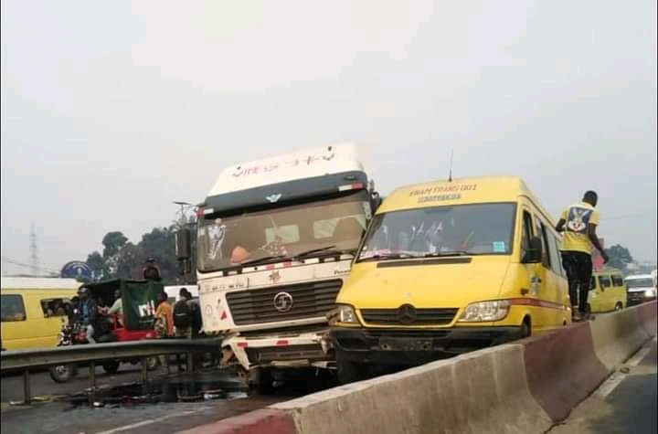 Kinshasa: une collision de deux véhicules sur le saut-de-mouton de Debonhomme à la base d’un bouchon “monstre” ce jeudi