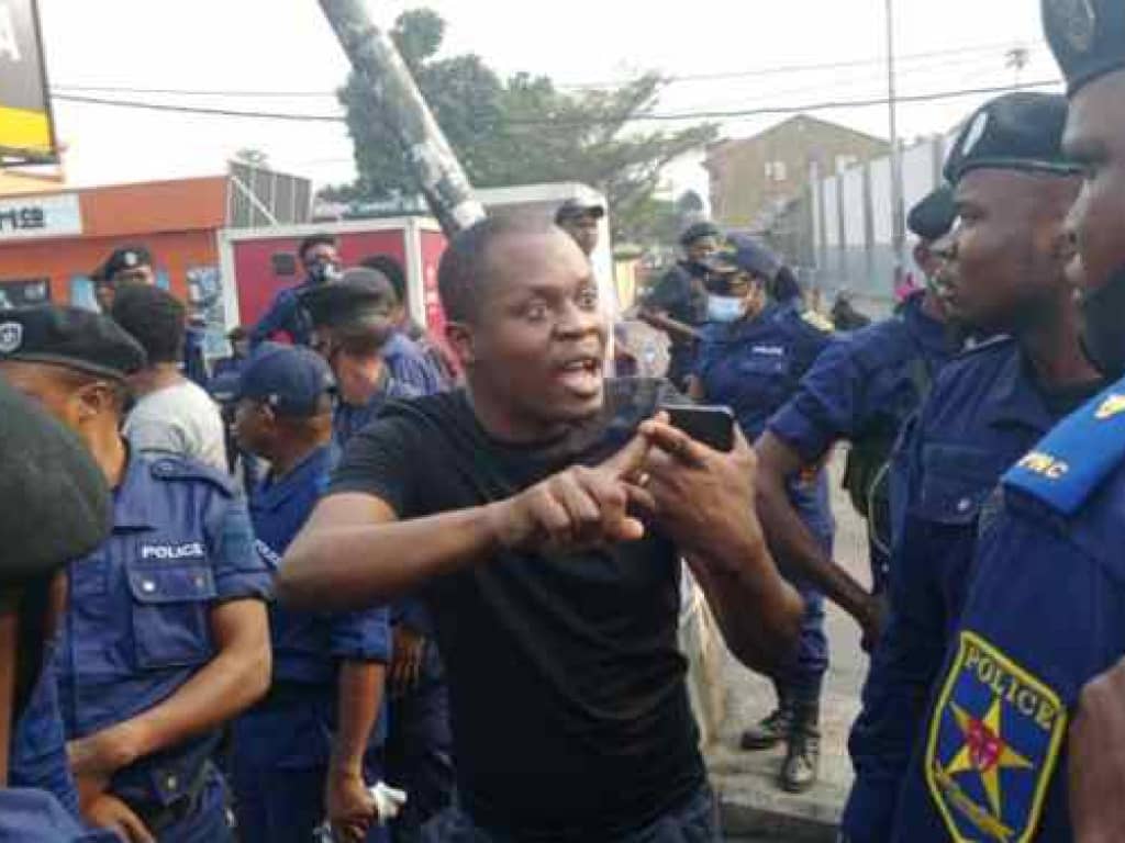 Marche de Lamuka : les policiers brutalisent sauvagement le journaliste Patient Ligodi