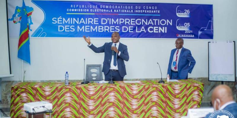 Séminaire d’imprégnation des membres de la CENI : « la Centrale Électorale doit rapidement mettre en place un cadre de concertation permanent » (Professeur Djoli)
