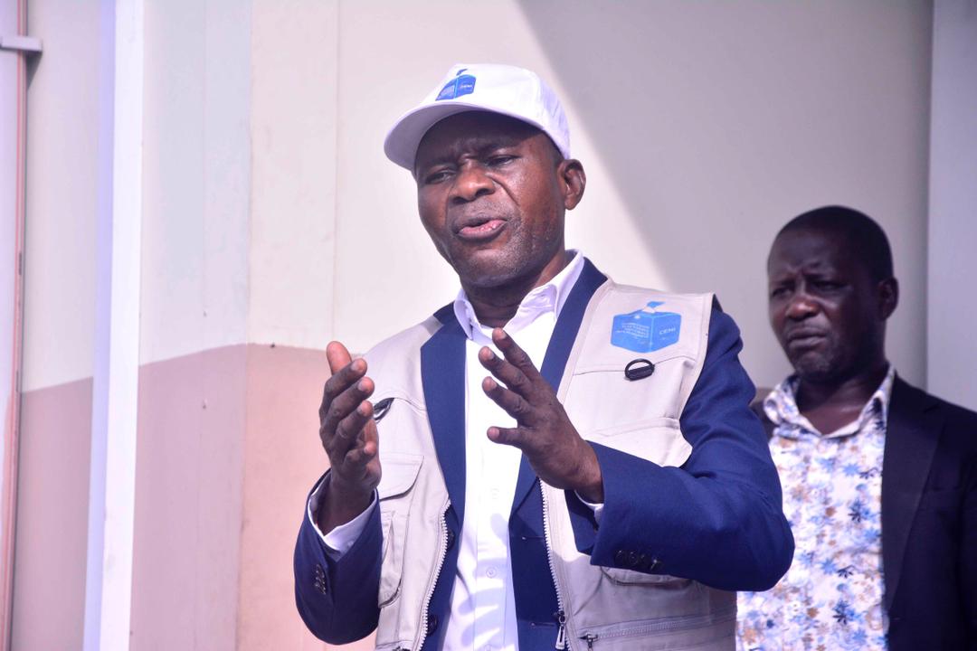 Enrôlement des électeurs: Gérard Bisambu visite les centres de la N’sele