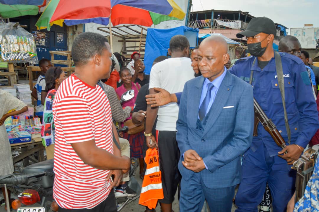 Après être installé, le nouveau bourgmestre de la commune de Kinshasa déjà à l’œuvre 