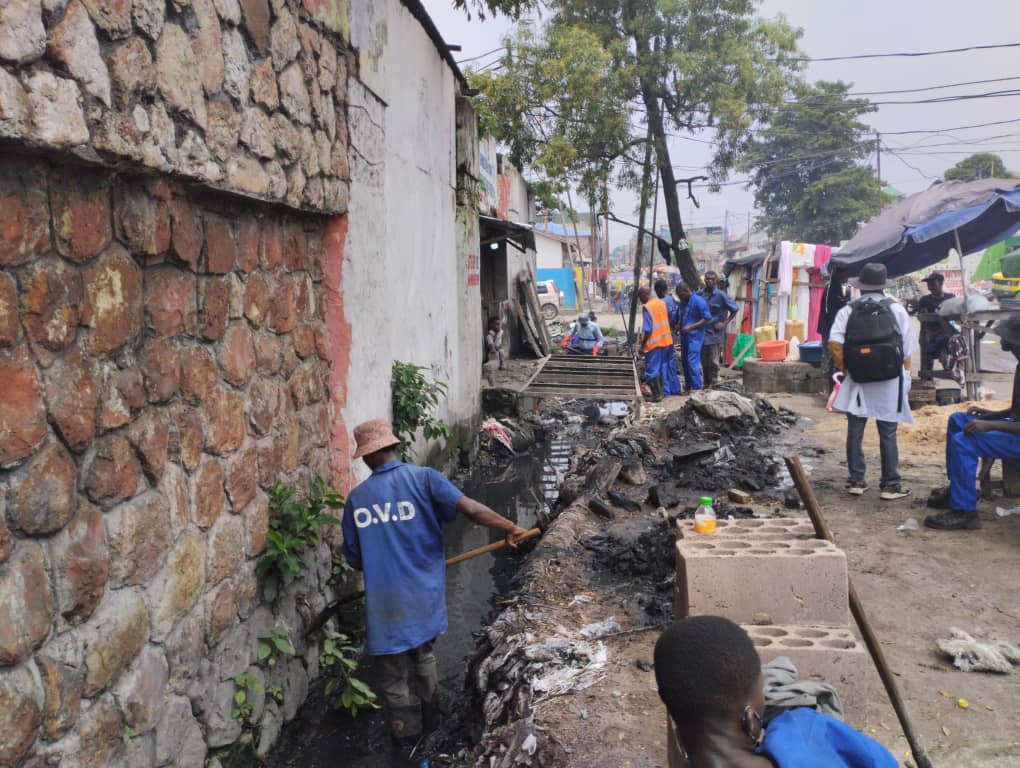 Le bourgmestre de la commune de Kinshasa à pied d’œuvre pour la réhabilitation de l’avenue du marché 