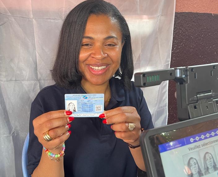 Élections 2023: Mado Madiya remplit son devoir civique accompagnée d’une grande foule à Tshangu