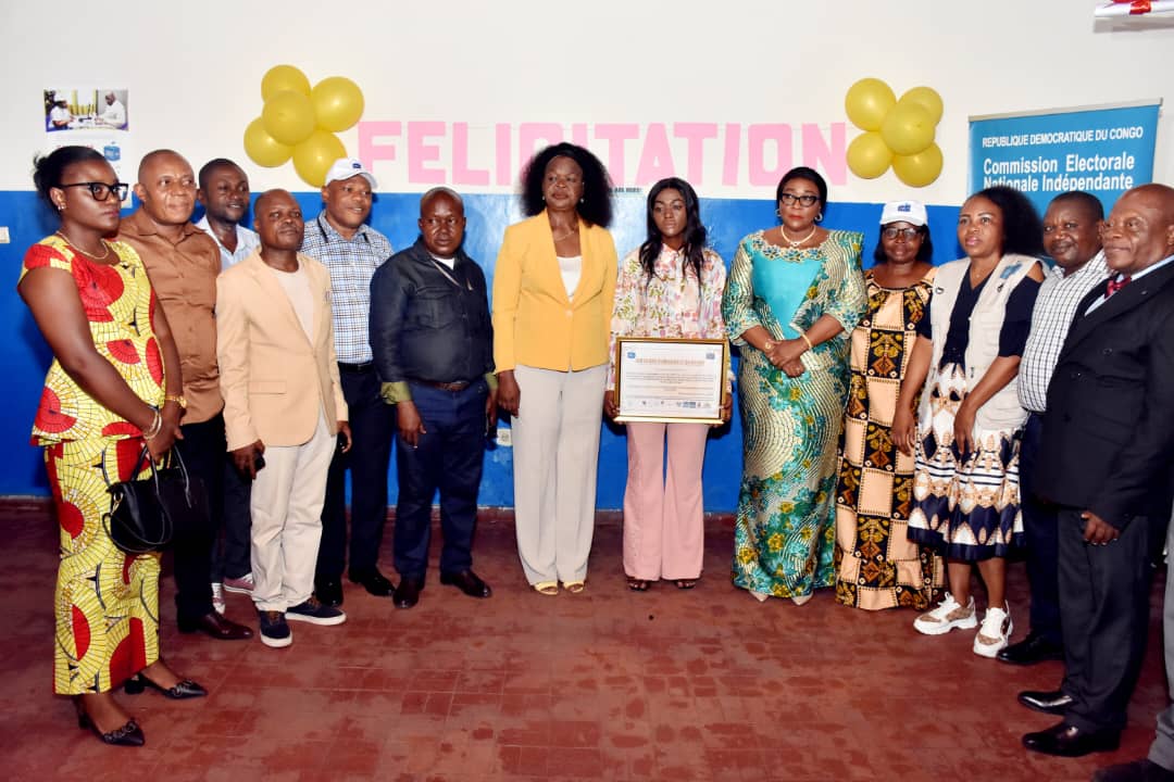 RDC : la CENI honore l’un de ses agents de CI qui a été sauvagement agressée par la police après avoir dénoncé les mauvaises pratiques 