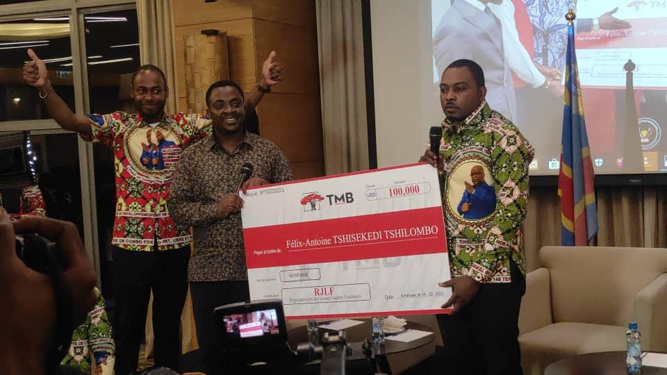 RDC: un chèque de 100. 000 USD pour la caution de Tshisekedi à la CENI, une contribution d’un groupe de jeunes qui soutient sa candidature aux élections 2023