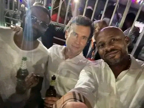 RDC : le peuple français furieux contre Emmanuel Macron après l’avoir vu se promener à Bandal avec une bière à la main