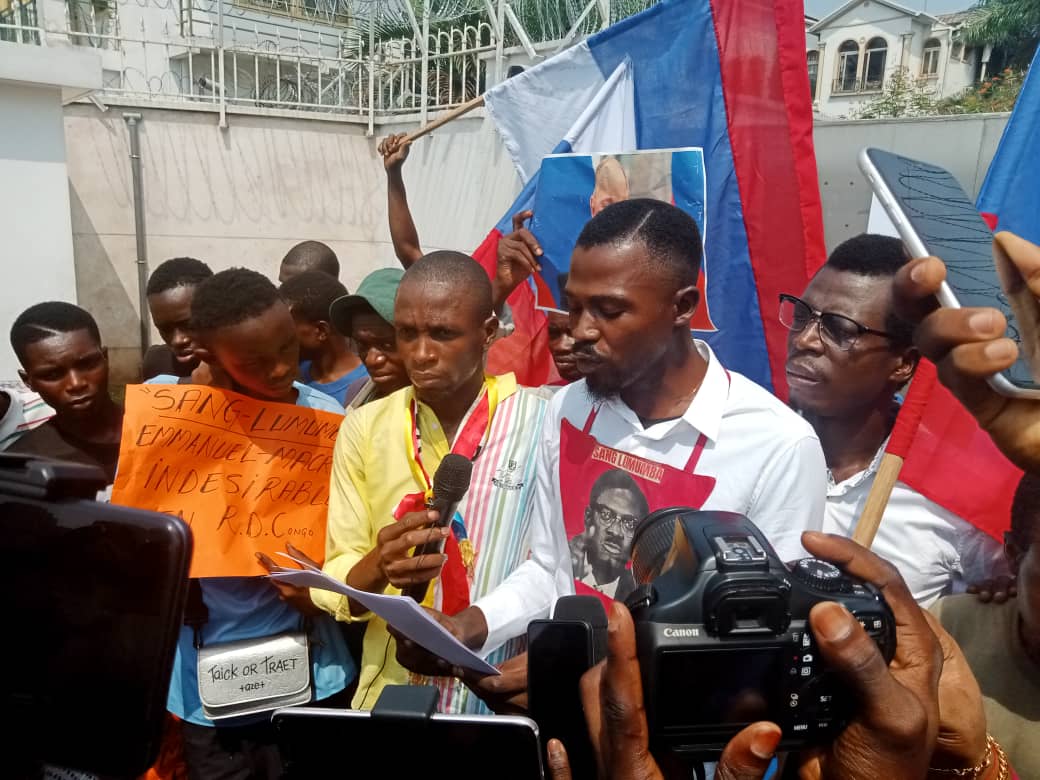 RDC : Plusieurs groupes de jeunes en sit-in devant l’ambassade de France pour dire non à l’arrivée du président Macron à Kinshasa