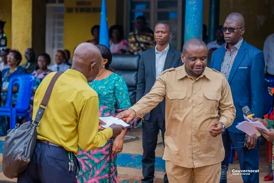 Kasaï Oriental : le Gouverneur provincial remet les fonds d’assistance aux sinistrés du marché bakwadianga 