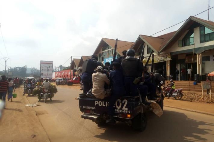 Nord-Kivu : la police interpelle une vingtaine de civils avec deux armes à feu et des effets militaires lors d’un bouclage à Beni