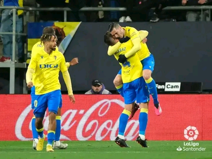 Liga : avec un Théo Bongonda stratosphérique, le FC Cadiz s’impose sur la pelouse du Real Betis et s’éloigne de la zone rouge