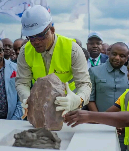 Kasaï Orientale : Peter Kazadi donne le Go de la construction d’une aérogare à Mbuji Mayi