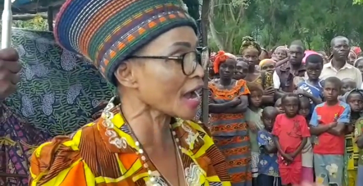 Clôture du mois de mars , Jules César mboso remet 8000 tôles pour la construction des écoles à Kwango