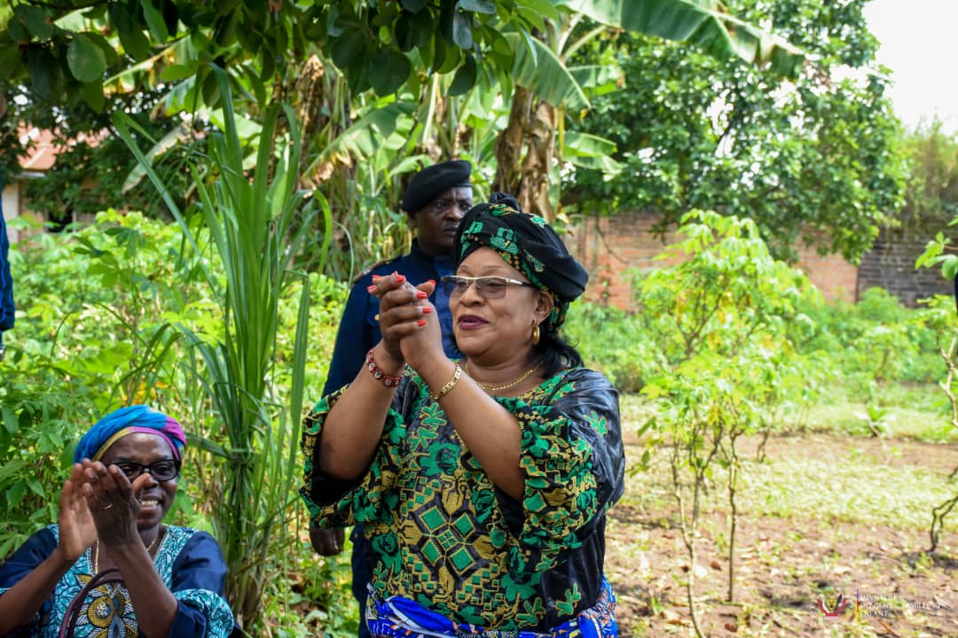 La ministre du genre, Mireille Masangu Bibi encourage les mamans maraîchères de kimwenza gare