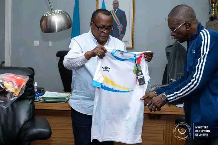 Foot : les nouveaux maillots des Léopards présentés au ministre Kabulo Mwana Kabulo