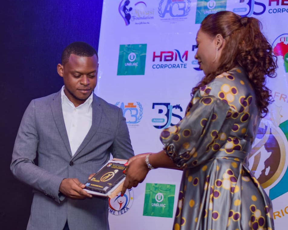 Kinshasa : l’Alliance Panafricaine décerne le prix de l’Excellence au bourgmestre de la commune de Kasa-Vubu