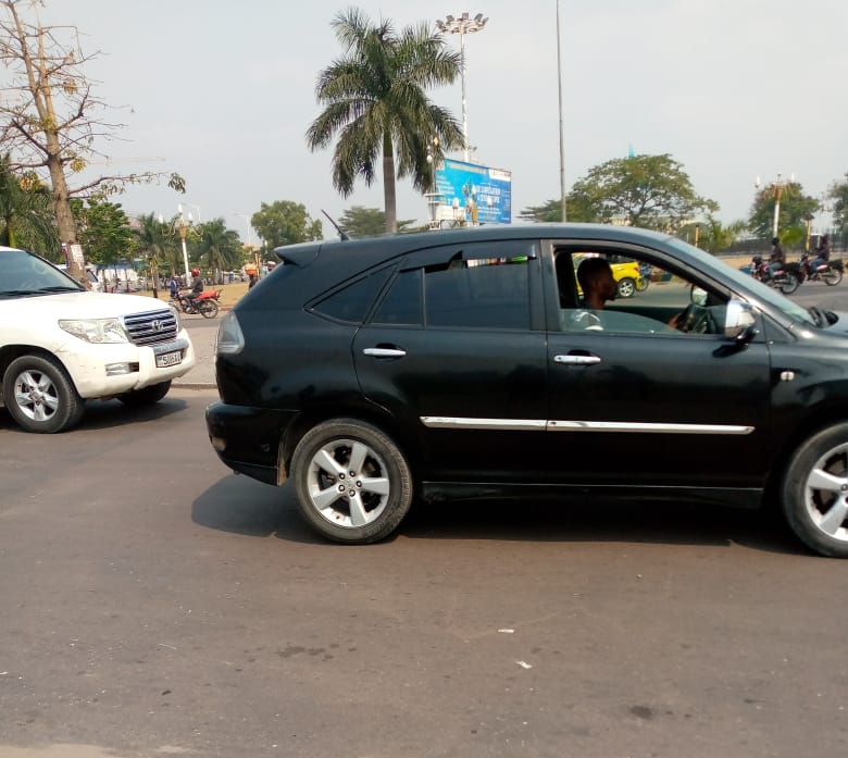 Kinshasa : malgré l’interdiction du ministre provincial de l’intérieur, les véhicules aux vitres teintées continuent de circuler
