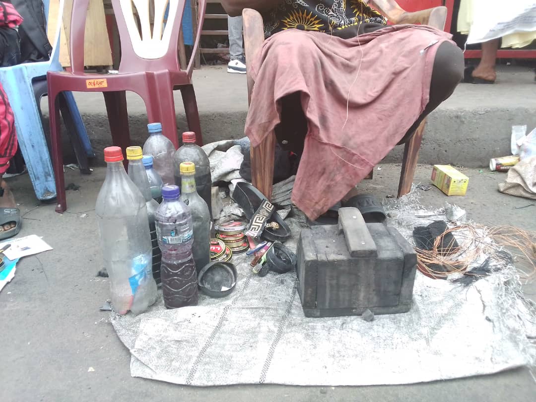 Le raccommodage des chaussures : un métier négligé qui assure pourtant le quotidien des Kinois 