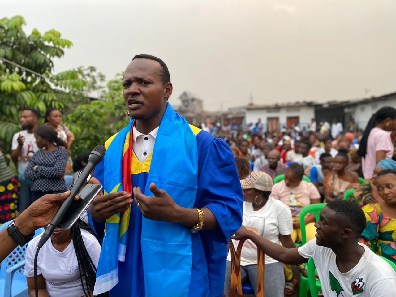 Élections 2023 : Grâce Tshiunza s’offre de la popularité à Makala dans le cadre de sa sensibilisation au patriotisme