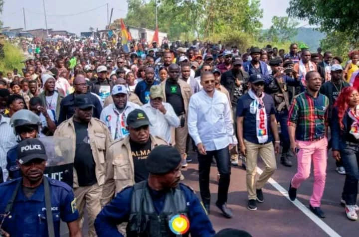 Kongo-Central : Didier Budimbu draine une marée humaine lors du dépôt de sa candidature à Kasangulu