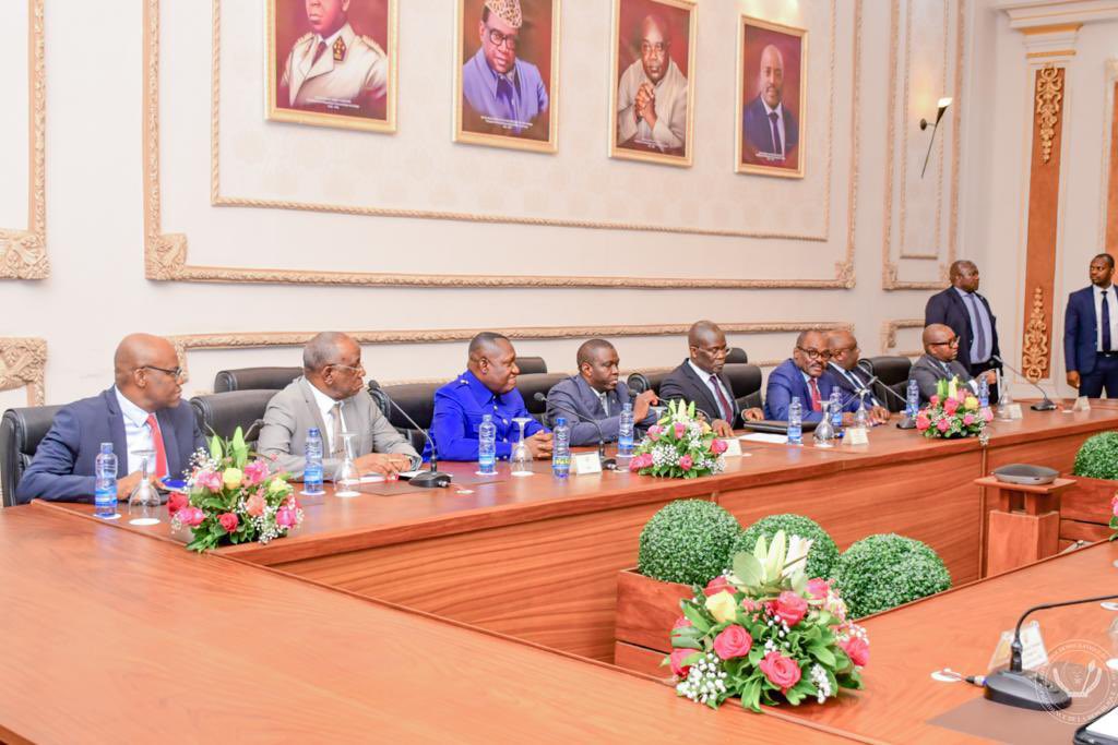 RDC : obligation de payer les impôts en Franc Congolais, une mesure pour accroître la demande de la monnaie nationale et réduire la demande de la monnaie étrangère (Gouvernement)