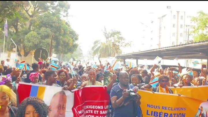 Kinshasa : des centaines de femmes réclament justice pour Chérubin Okende devant la Monusco