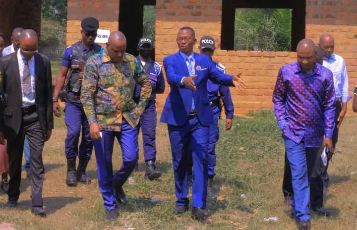 Lomami : le vice-gouverneur Jean-Claude Lubamba visite les travaux de construction de l’institut de Mwene-Ditu