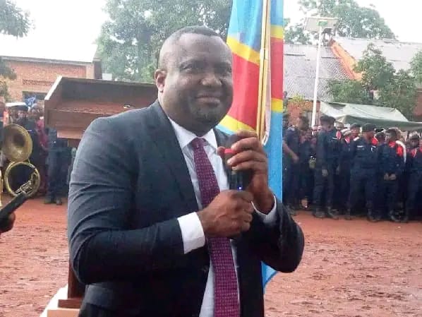 Haut-Uélé : Le gouverneur remet une enveloppe de près de 100 millions de FC aux enseignants d’Isiro