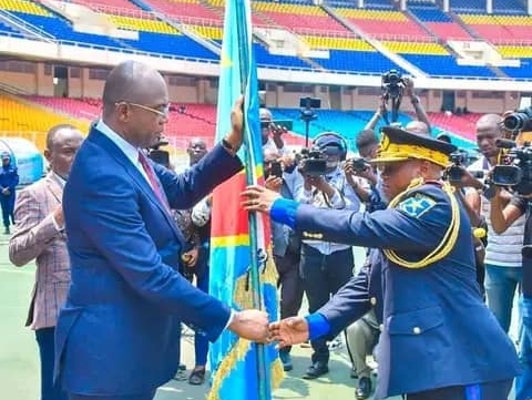 Kinshasa : Gentiny Ngobila remet l’étendard de commandement de la gendarmerie au commissaire divisionnaire de la PNC