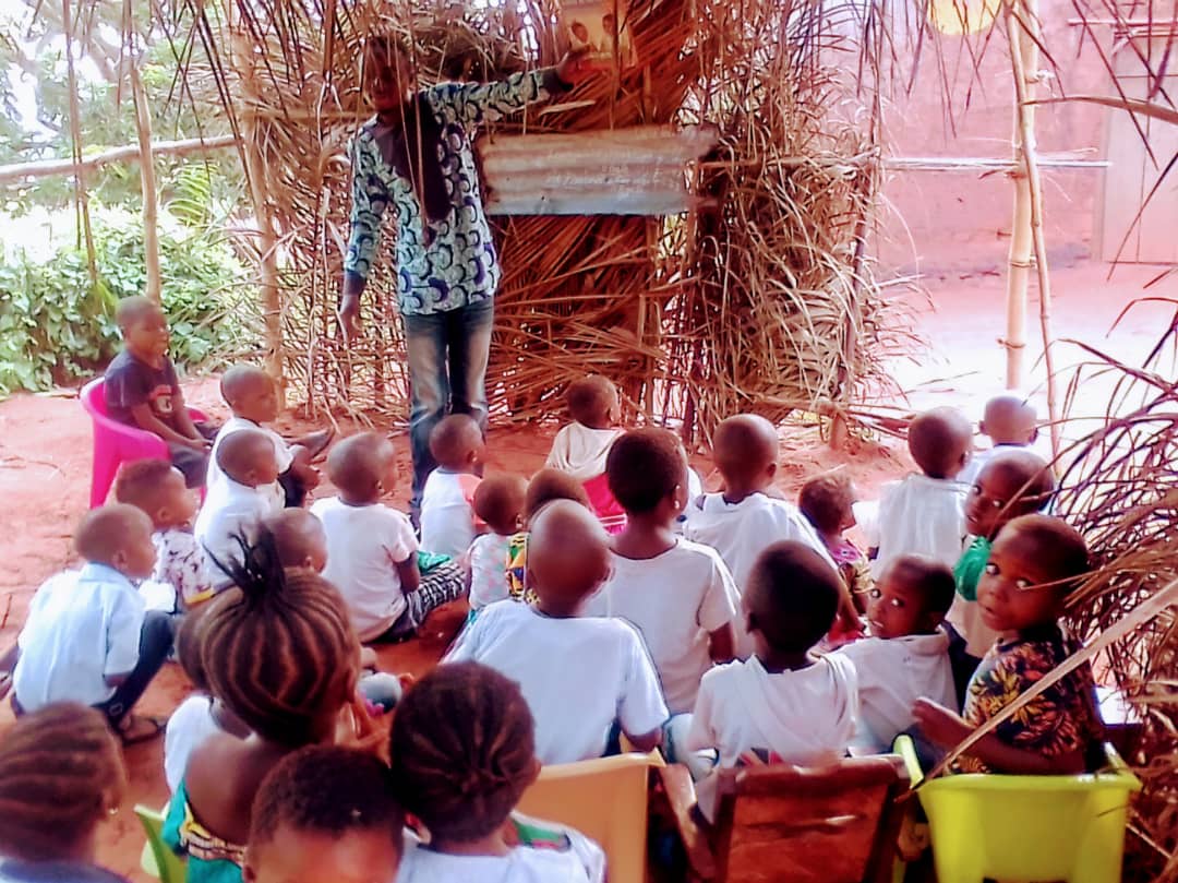 Kasaï – EPST : gratuité de l’enseignement primaire en RDC, une école fonctionne à ciel ouvert dans des conditions inhumaines à Tshikapa