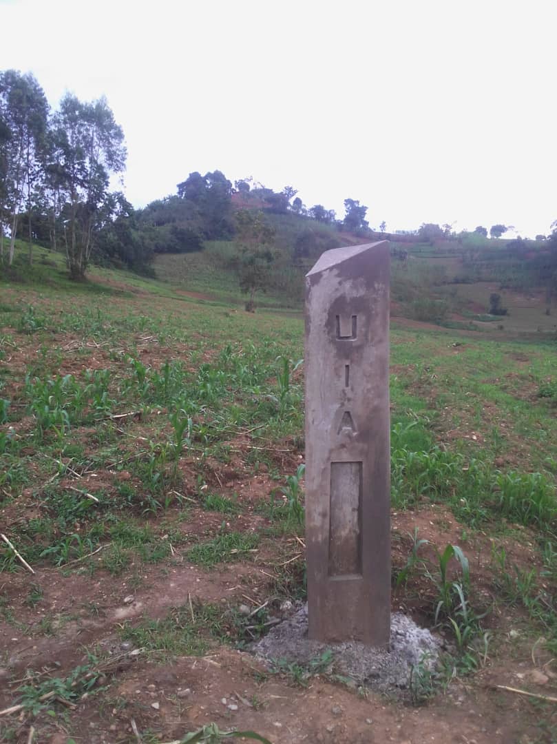 Rutshuru : Des nouvelles bornes frontalières fixées sur le sol par les autorités ougandaises à Mungo