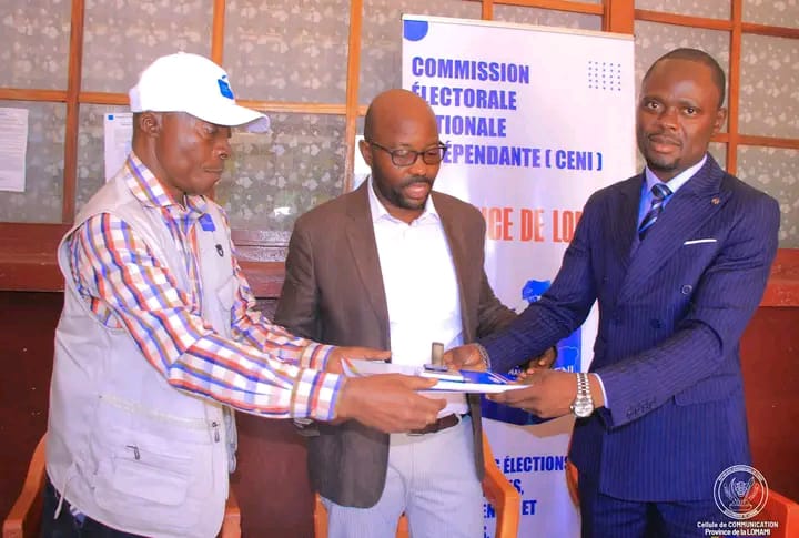 Lomami : Remise et reprise au secrétariat exécutif provincial de la CENI, Jean-Jules Munyemba remet le fauteuil à Olivier Kambaja