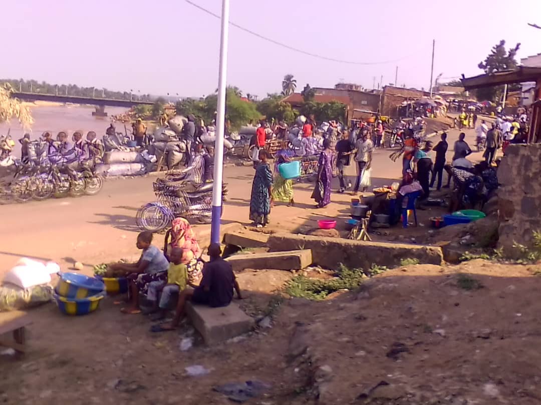 Kasaï : Délocalisation du marché pirate au pont Tshikapa, une mesure foulée aux pieds par les commerçants
