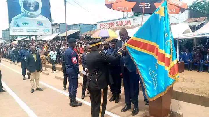 Remise officielle de l’étendard à Sylvano Kasongo : une ONG locale trace un cahier de charge au nouveau commissaire de la police au Kasaï