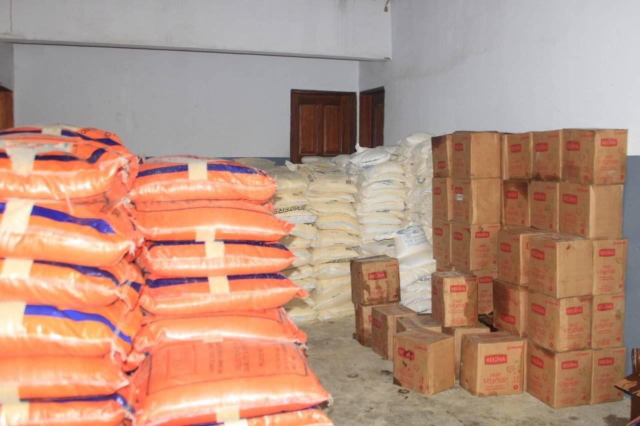 Kinshasa : Solange Masumbuko distribue des colis pour les festivités de fin d’année à la population de Kindele 