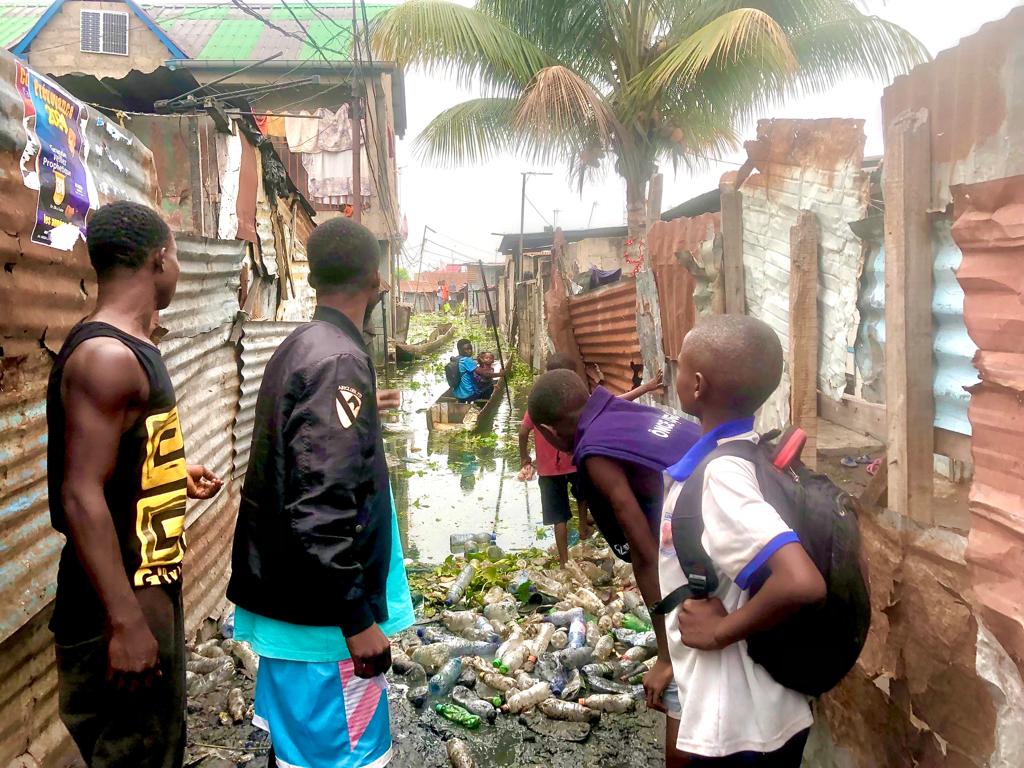 Inondations à Kingabwa : Nager dans les eaux infestées, tel est le prix à payer par les parents pour ramener leurs enfants à l’école 