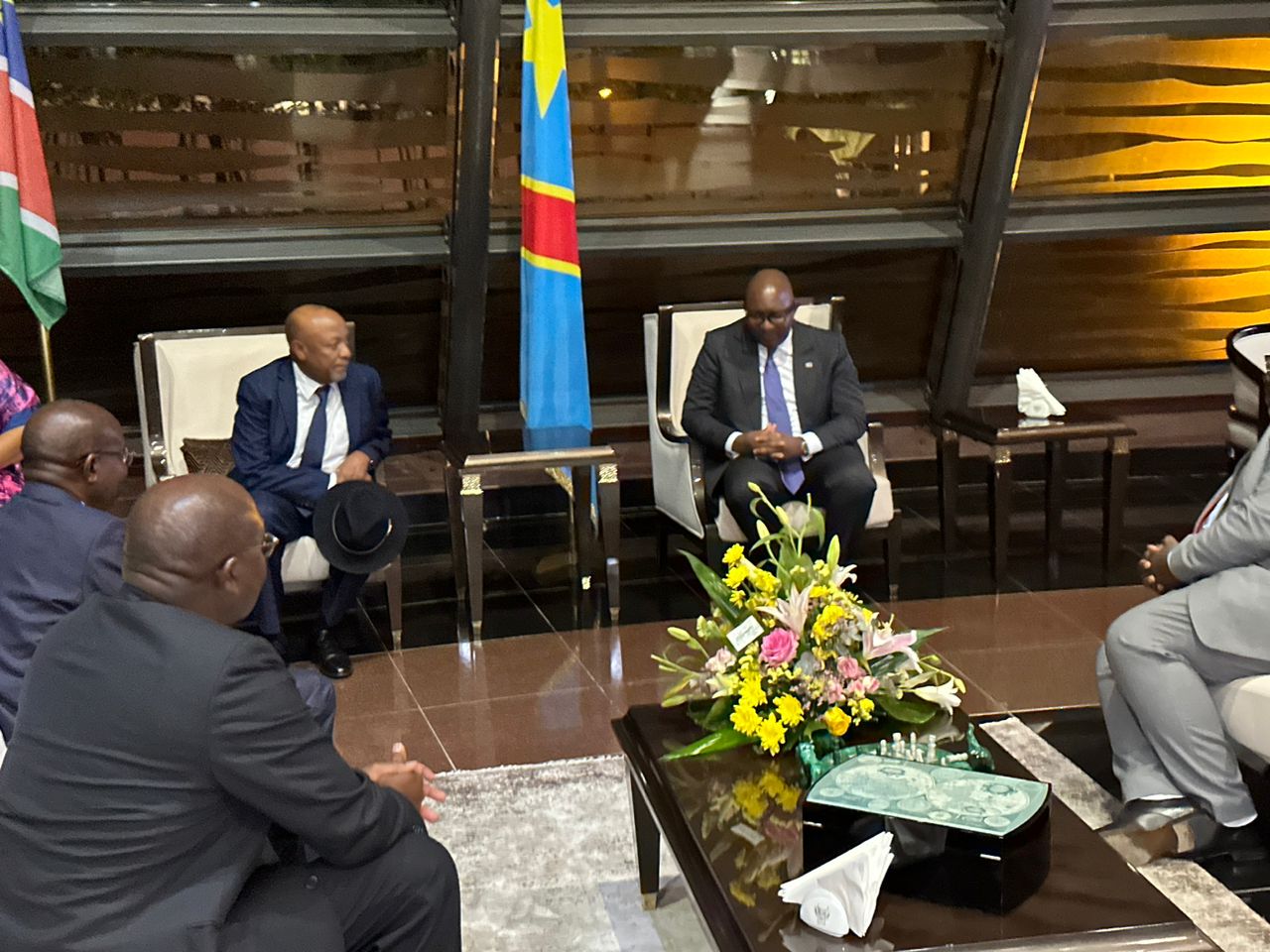 Investiture de Félix Tshisekedi : Sama Lukonde accueille quelques hôtes à l’aéroport de N’djili à Kinshasa