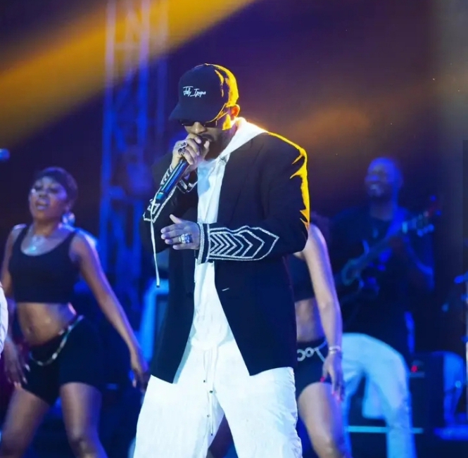 Culture : Fally Ipupa met le feu au festival Abidjan Laguna show 