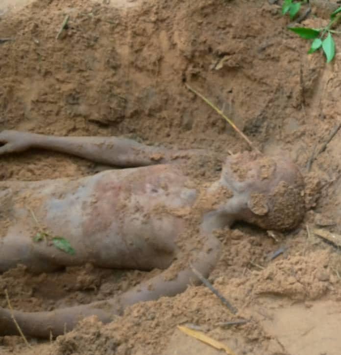 Kananga : La police déterre le corps sans vie d’un présumé voleur