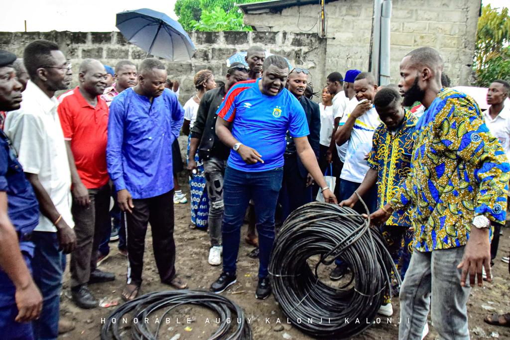 A Kinshasa, Auguy Kalonji offre 110 mètres carrés des câbles électriques à terre jaune sur fonds propres