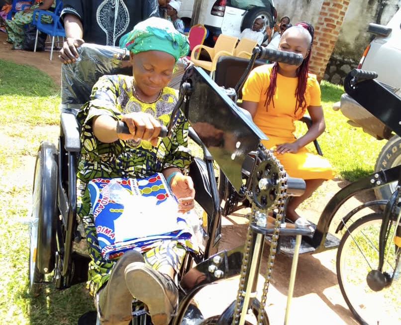 Kasaï Central : Les PVH dotées des chaises roulantes grâce à une fondation