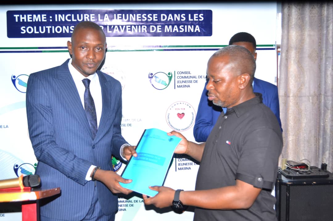 Clôture du forum : Un cahier des charges de la jeunesse de Masina remis symboliquement à son bourgmestre