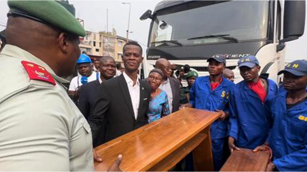 ESU: La Haute École de Commerce de Kinshasa reçoit 500 bancs-pupitres du Service national