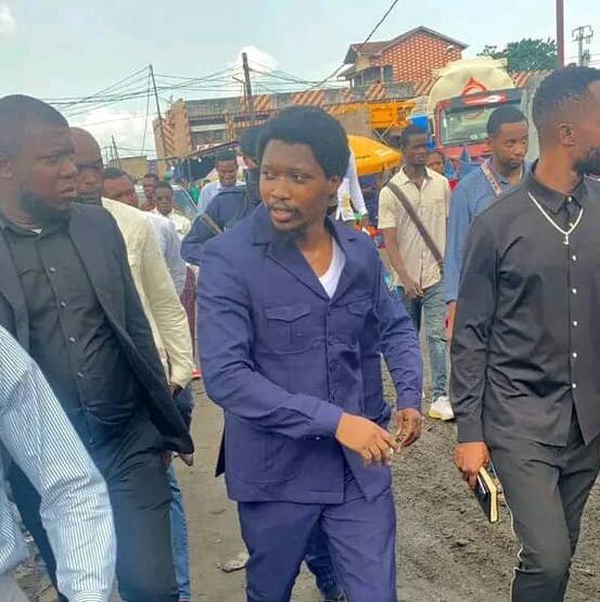 Kinshasa : Monplaisir Bolokole assiste la population de sa commune touchée par la pluie diluvienne qui s’est abattue samedi