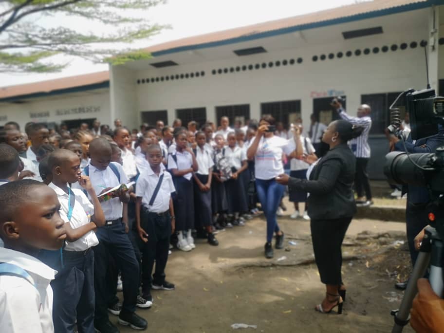 Journée mondiale des droits de l’enfant : L’association Parlement de Femmes des Médias pour la Paix organise une descente dans des écoles de Kinshasa